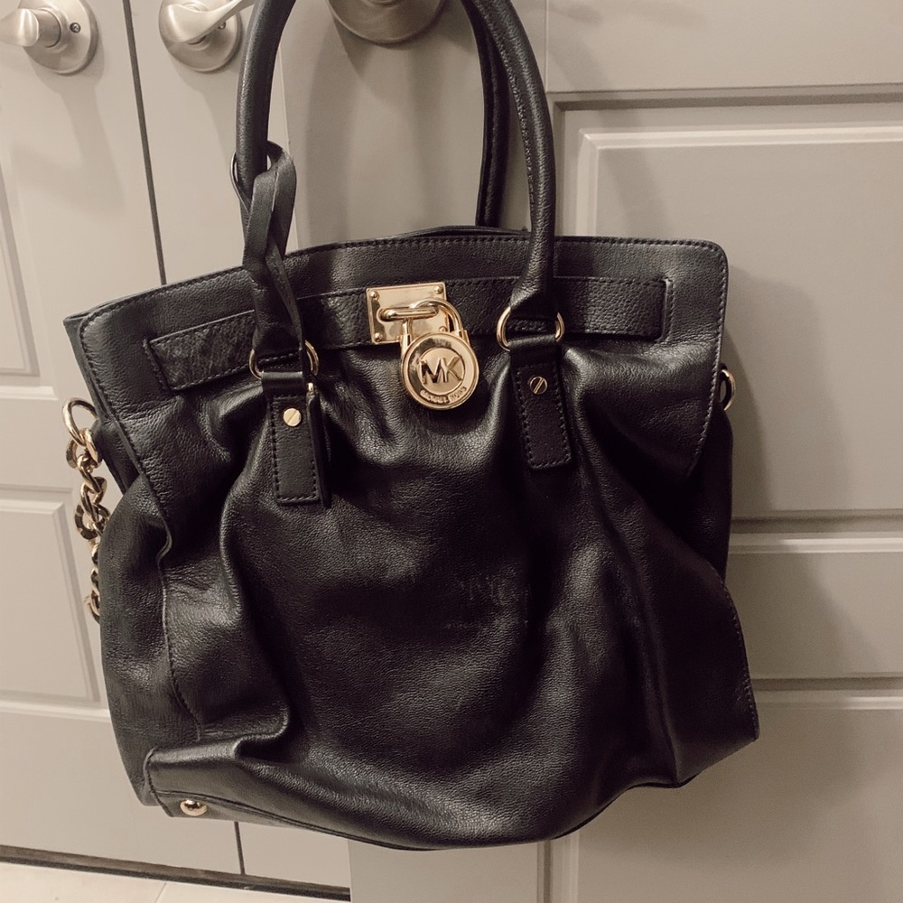 Gently Used Michael Kors Leather bag 🖤🔒